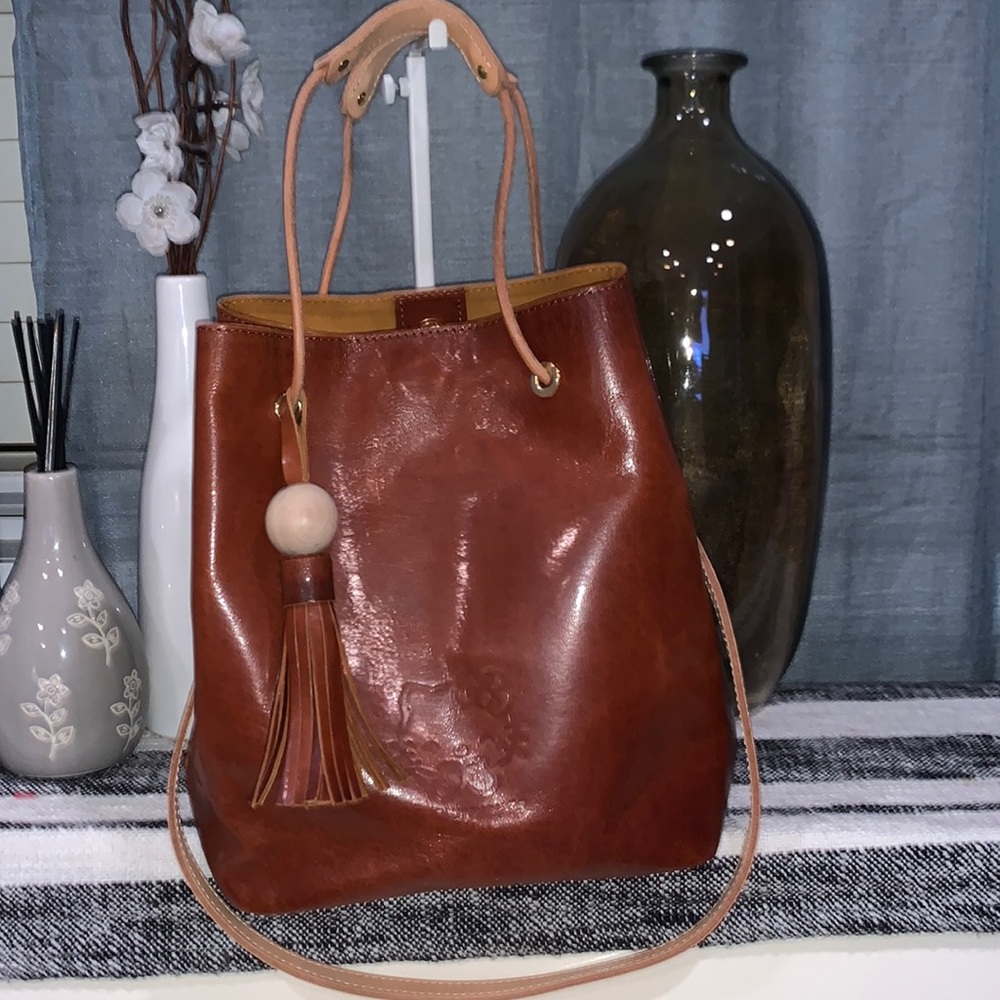 Chic Tan Leather Shoulder Bag with Tassel